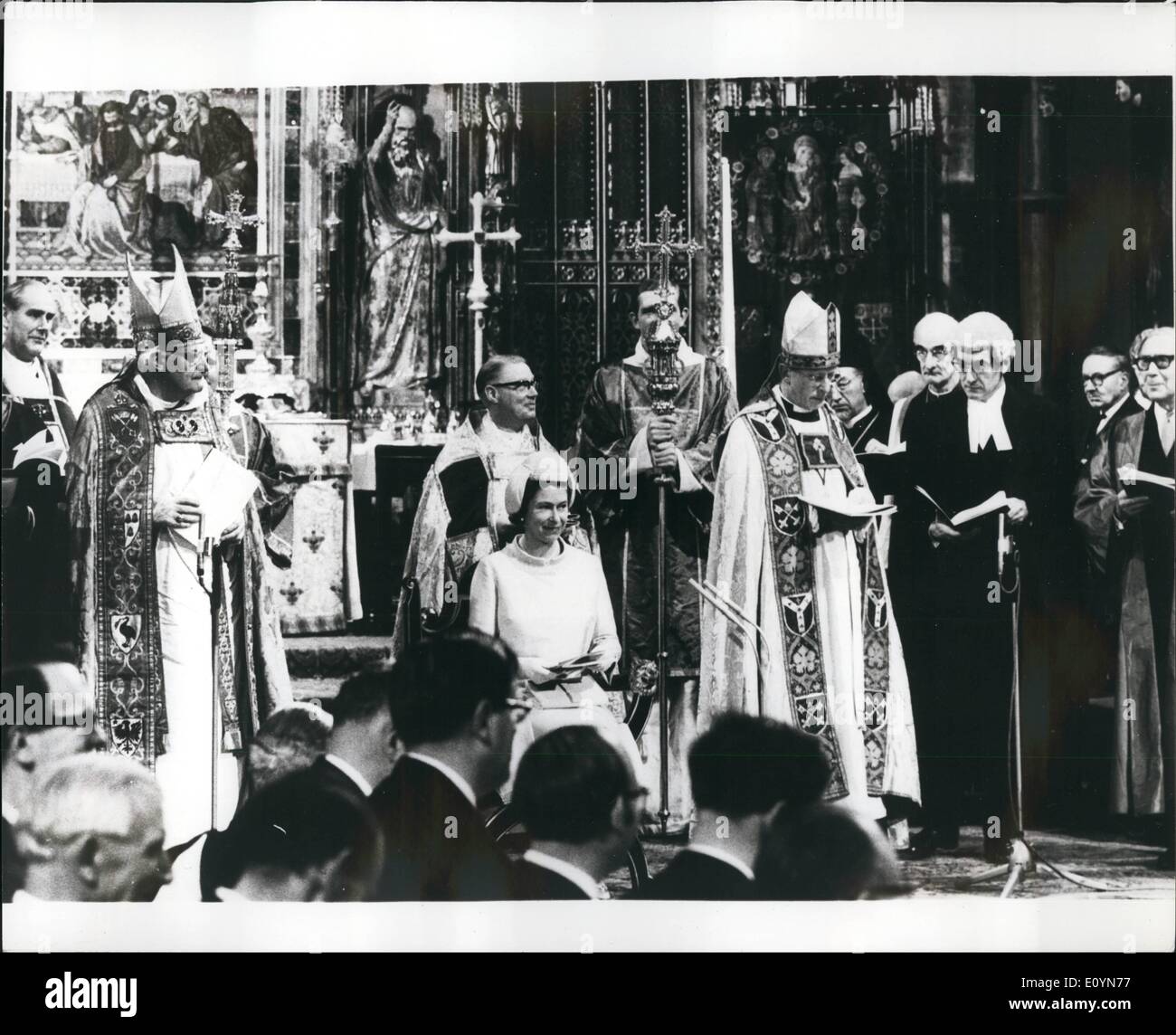 Novembre 11, 1970 - La Reine Inaugerates Synode. La scène dans le VI de l'abbaye de Westminster hier, lors de la cérémonie juridique dans laquelle la reine inaugerated le Synode général de l'Église d'Angleterre. À côté de la Reine sont l'archevêque de l'Angleterre. À côté de la Reine sont l'archevêque de York, Dr Coggan. Plus tôt, la reine a dirigé la congrégation dans la Sainte Communion. Dans l'après-midi, elle a ouvert le Synode à Church House, Westminster. Les 550 membres du conseil rassemble pour la première fois dans ''association constitutionnelle'' les évêques, prêtres et laïcs de l'Église. Banque D'Images