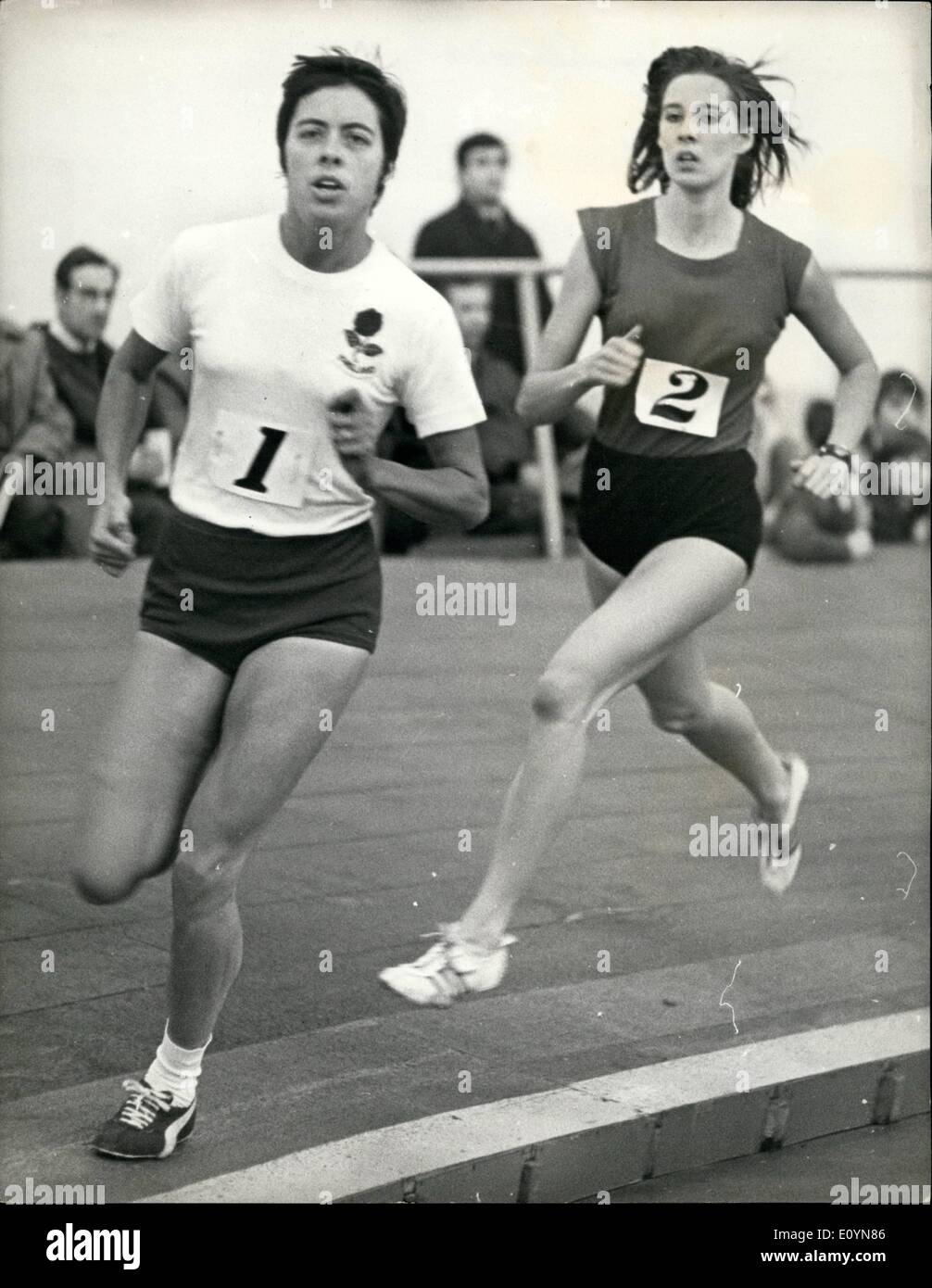 11 novembre 1970 - L'athlétisme en salle. Record du monde de Margaret Beacham : Photo montre :- Margaret Beacham vu menant Norinne Braithewaite, sur son chemin pour gagner le 1000 M. dans le nouveau record du monde de 2.46.5 - au cours de la réunion d'athlétisme indoor à Cosford samedi. Norinne Braithewaite est temps de 2,47. a été également à l'intérieur du monde meilleur. Banque D'Images