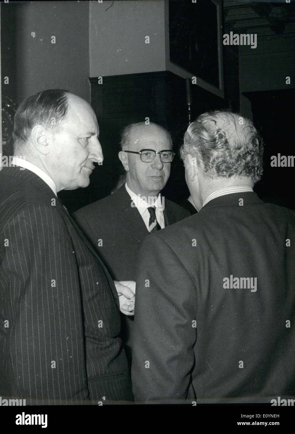 04 déc., 1970 - Sur la photo de gauche à droite, au cours d'une réception donnée à l'ouverture d'une réunion du Conseil de l'OTAN à Bruxelles : M. Banque D'Images