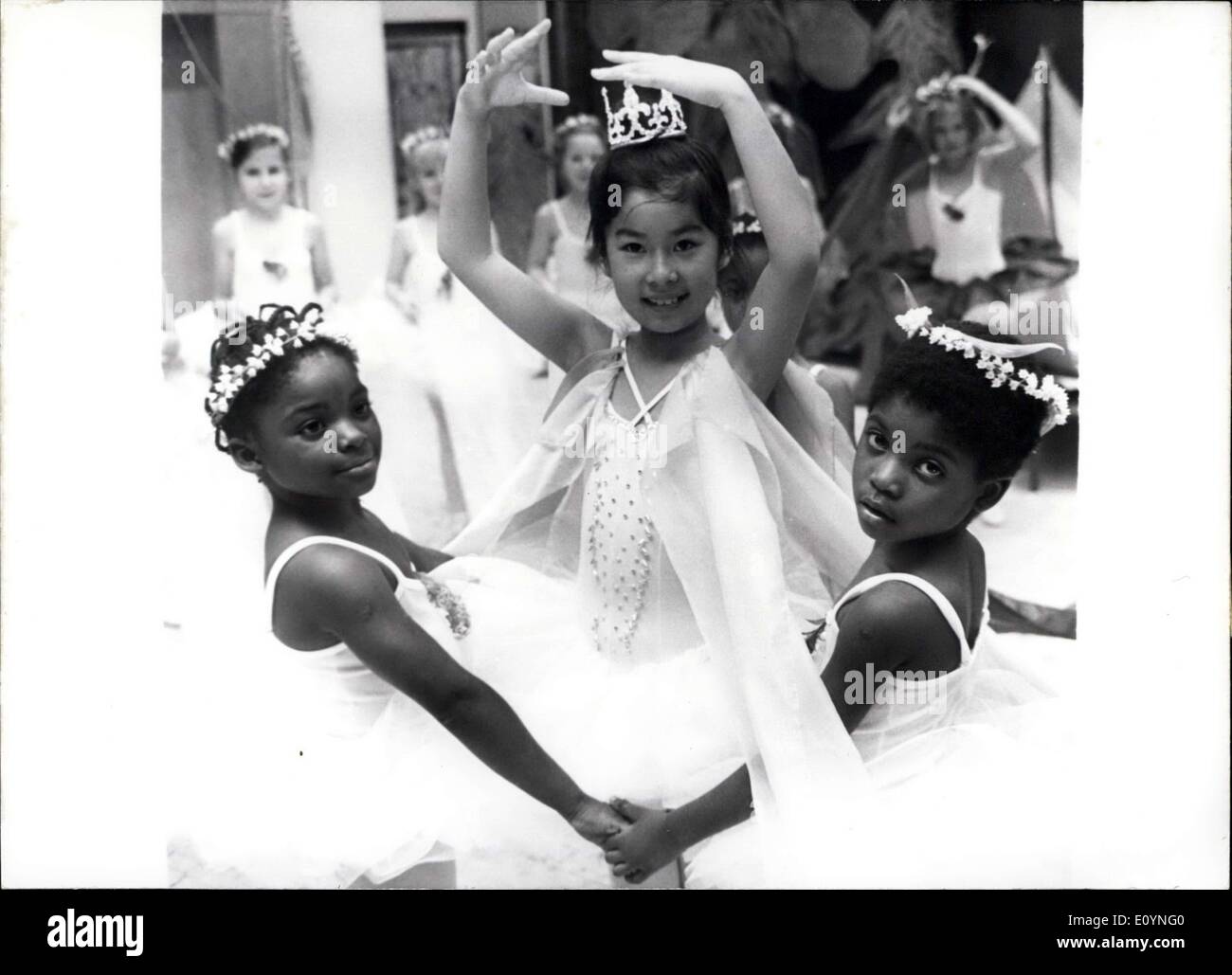 09 déc., 1970 - Les enfants de tous les pays jouer le théâtre, la délicate fleur fée ''Chinois'' Chin Chuen dances sa part sur la scène du lycée Ernst Moritz Arndt à Bonn en Allemagne. Chaque dimanche après-midi il y a la performance de ''Hänsel und Gretel'', un conte de fée, dans lequel les enfants de tous les pays prennent part qui vivent à Bonn. Ce petit ''Ligue des Nations Unies'' a été créé par l'agent financier Herbert Zumkley (56), Bonn, qui a choisi le théâtre comme son passe-temps. Il a fondé ce théâtre pour enfants avec joint international ballet pour enfants Banque D'Images