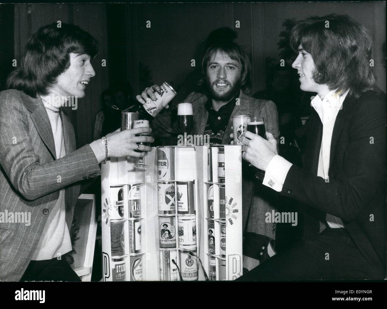 Le 12 décembre 1970 - les Bee Gees sont réunis : Pour la première fois après leur séparation les Bee Gees - les frères Barry, Maurice et Robin Gibb - se sont réunis à l'Allemagne pour une émission diffusée. Les stars populaires, ils sont certains des meilleurs, avait essayé tio réussir séparément. Maintenant ils sont de nouveau ensemble pour le plus grand plaisir de leurs fans. Dans un hôtel en étendue qu'ils avaient une partie de la bière avec de l'étain de goûter plusieurs sortes de bière allemande (photo). La dernière ''Ip sur deux ans'' et un seul ''Lonely days'' des Bee Gees vient tout juste de sortir. Banque D'Images
