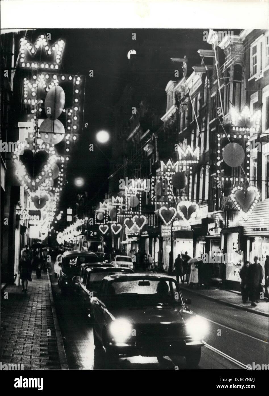 Le 12 décembre 1970 - Noël illuminations à Amsterdam : à l'approche de la fête de Noël illuminations festivités ont paru sur Amsterdam - et ici est représenté le décor dans le Leisestraat. Banque D'Images