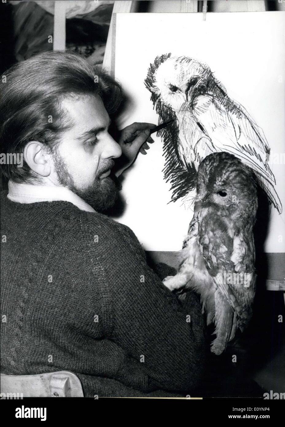 21 décembre 1970 - Peintre Peintures portraits de Munich d'animaux : Hans S. Bittner, peintre, sculpteur et restaurateur de Munich (Allemagne) a été connu pour un temps assez long pour ses portraits de l'animé. Maintenant, il a commencé à peindre des portraits d'animaux aussi (photo) : chats, chiens, petits-ducs, tortues, oiseaux, poissons et autres animaux. Certaines séances - et l'on peut obtenir, le pet et l'accrocher au mur. Même l'artiste n'a pas peur des chevaux, mais alors la il préfère rester dans l'étable. Banque D'Images