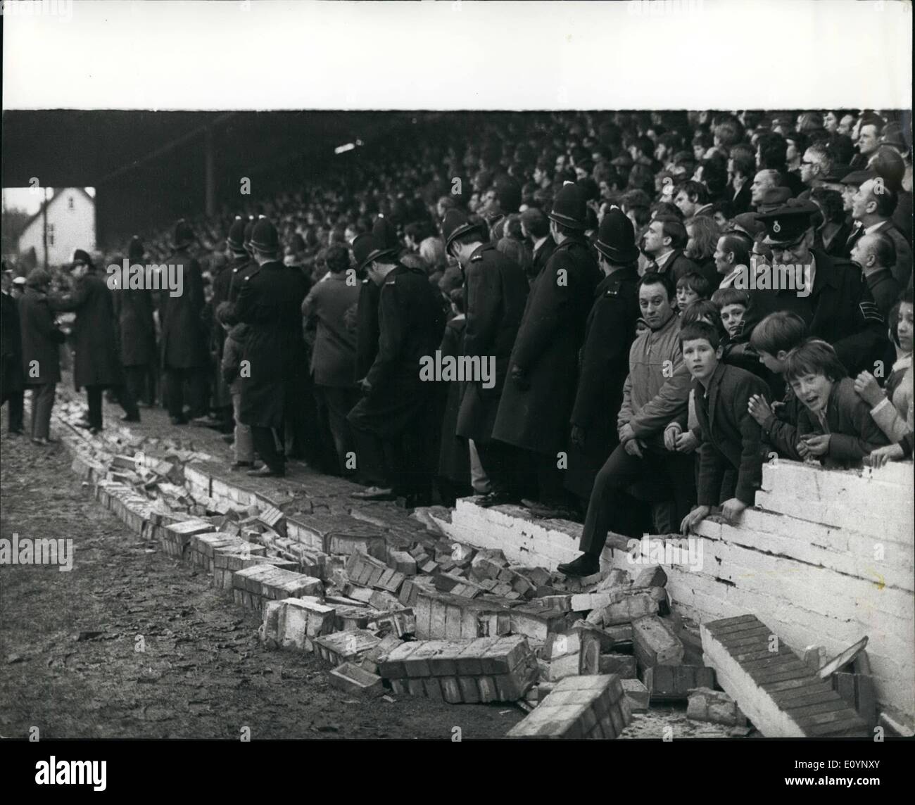 01 janv., 1971 - mur effondré blesse 29 Au cours de la Oxford United V Watford F.A. Cup Match au cours de la 4ème ronde de la F.A. Cup match entre Oxford United et Waterford une cour 35 longueur du mur s'est effondré sur le terrain six minutes après le coup d'envoi. 29 personnes ont été blessées, cinq ont été emmenés à l'hôpital et 24 ont été traités sur le terrain. Photo montre : La police empêche les spectateurs après le mur de brique s'est effondrée pendant le match. Banque D'Images