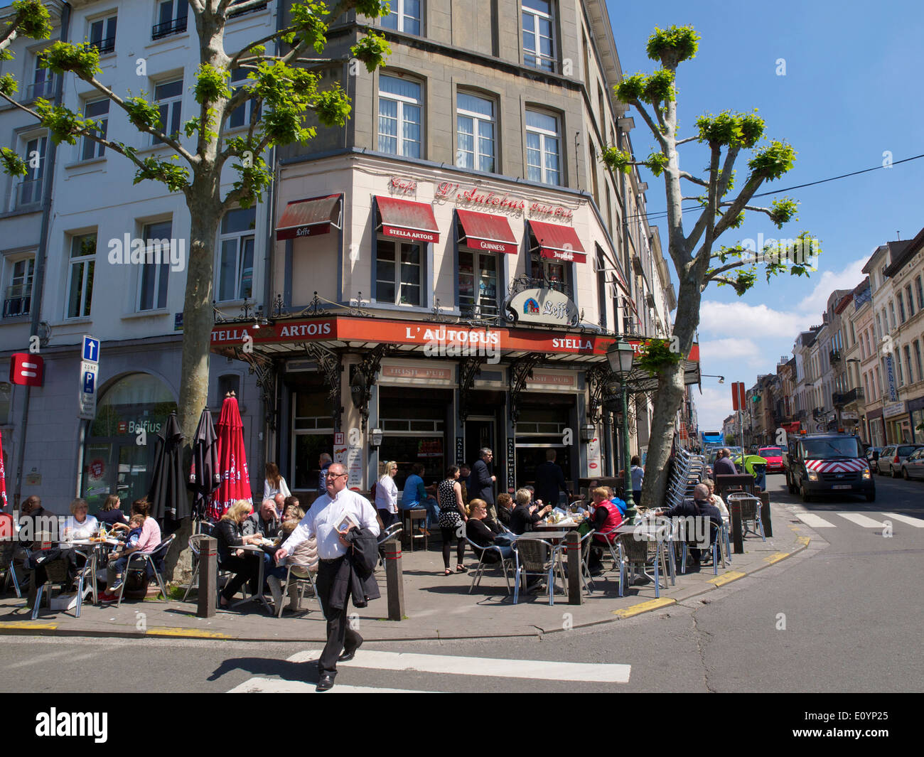 Café l'autobus sur la place Jourdan, dans le quartier européen de Bruxelles, Belgique Banque D'Images