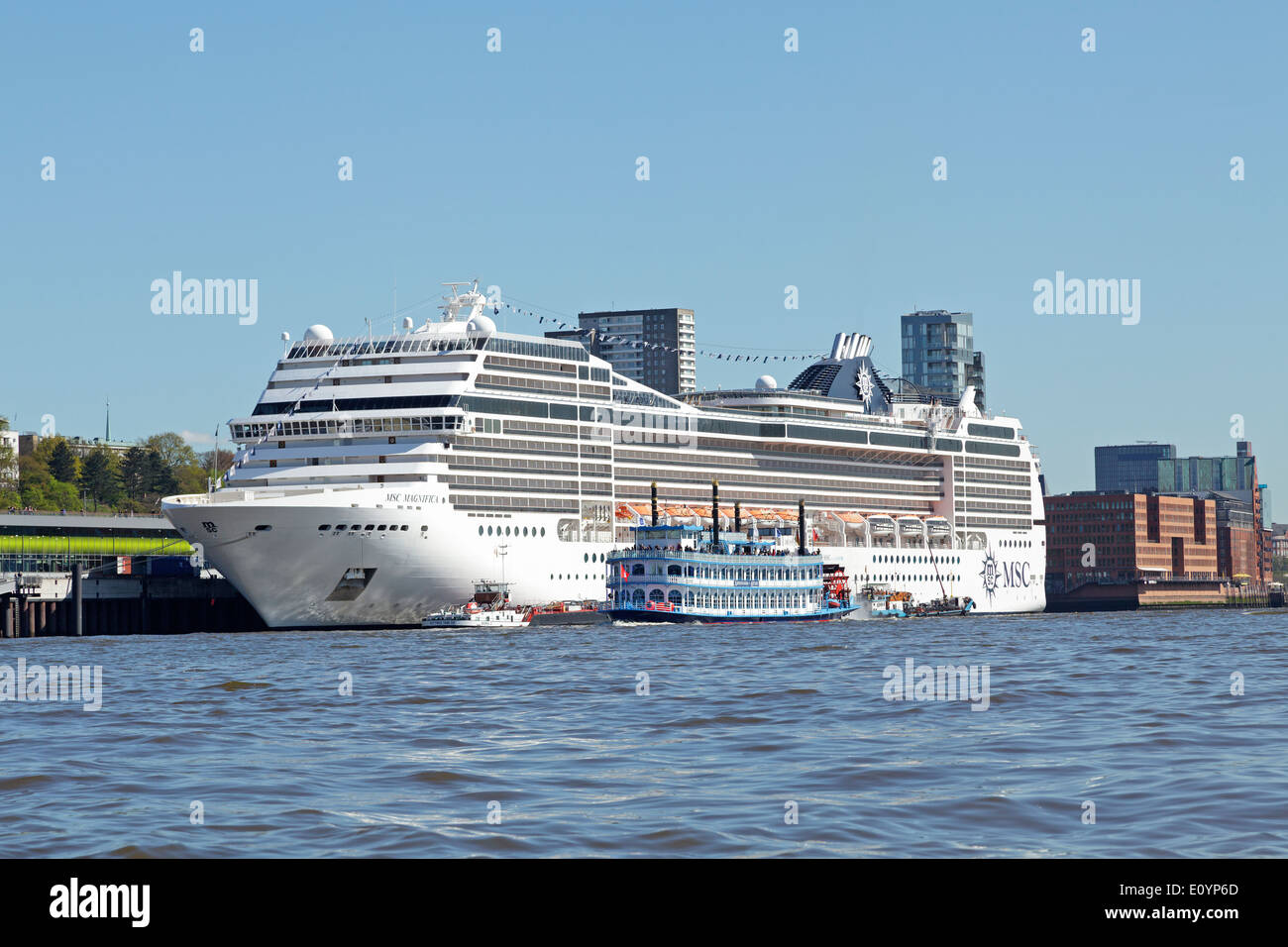 [Excursion à aubes] passant bateau de croisière "MSC Magnifica', Port, Hambourg, Allemagne Banque D'Images