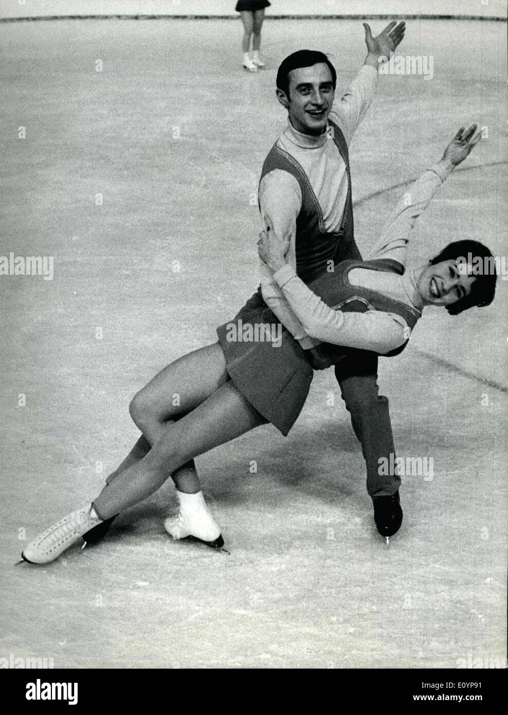 02 février 1971 - Championnat d'Europe de patinage artistique à Zurich : le couple de danse sur glace Sowjet Philippe Pachamov / Alexander Gorschkov, qui vont défendre leur champion. Banque D'Images