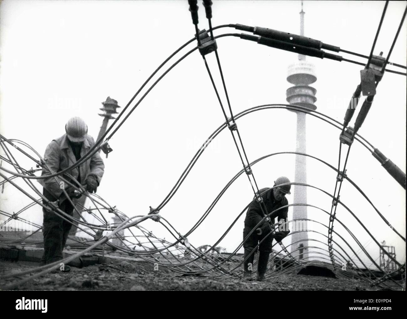 10 févr. 02, 1971 - Création de ''tente'' toit sur Munich's motifs olympiques a commencé : à l'heure actuelle, on travaille à ''net'' à Munich (Allemagne) - l'énorme parc olympique de l'acier de construction du câble qui se raccrocher sur le déjà construit de grands mâts et qui couvre le stade. gymnase et piscine-hall est ''Braided'' sur la terre (photo). Après avoir été terminé et raccrocher le net sera recouverte de plaques de verre acrylique qui sera de la taille 10ft x 10 ft Banque D'Images