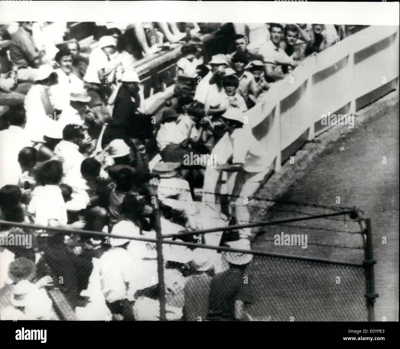 10 févr. 02, 1971 - Test Match Final à Sydney. John Snow blesse la main. Fast bowler Angleterre John Snow s'est blessé à la main qu'il a capturé dans les crevasses de la clôture tout en tentant d'arrêter un six-frappés par l'Australie pendant la Stackpole septième et dernier test Match à Sydney. Montre Photo : John Snow vu comme il a frappé la barrière blessant petit doigt de sa main droite alors qu'il tentait d'arrêter un six-frappé par Stackpole. Banque D'Images