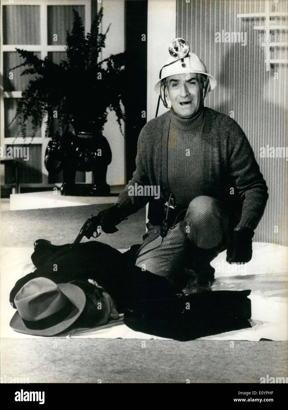 11 février 1971 - Voici une photo de Louis de Funes et sa victime dans une scène du film ''Jo'', réalisé par Jean Girault. Banque D'Images