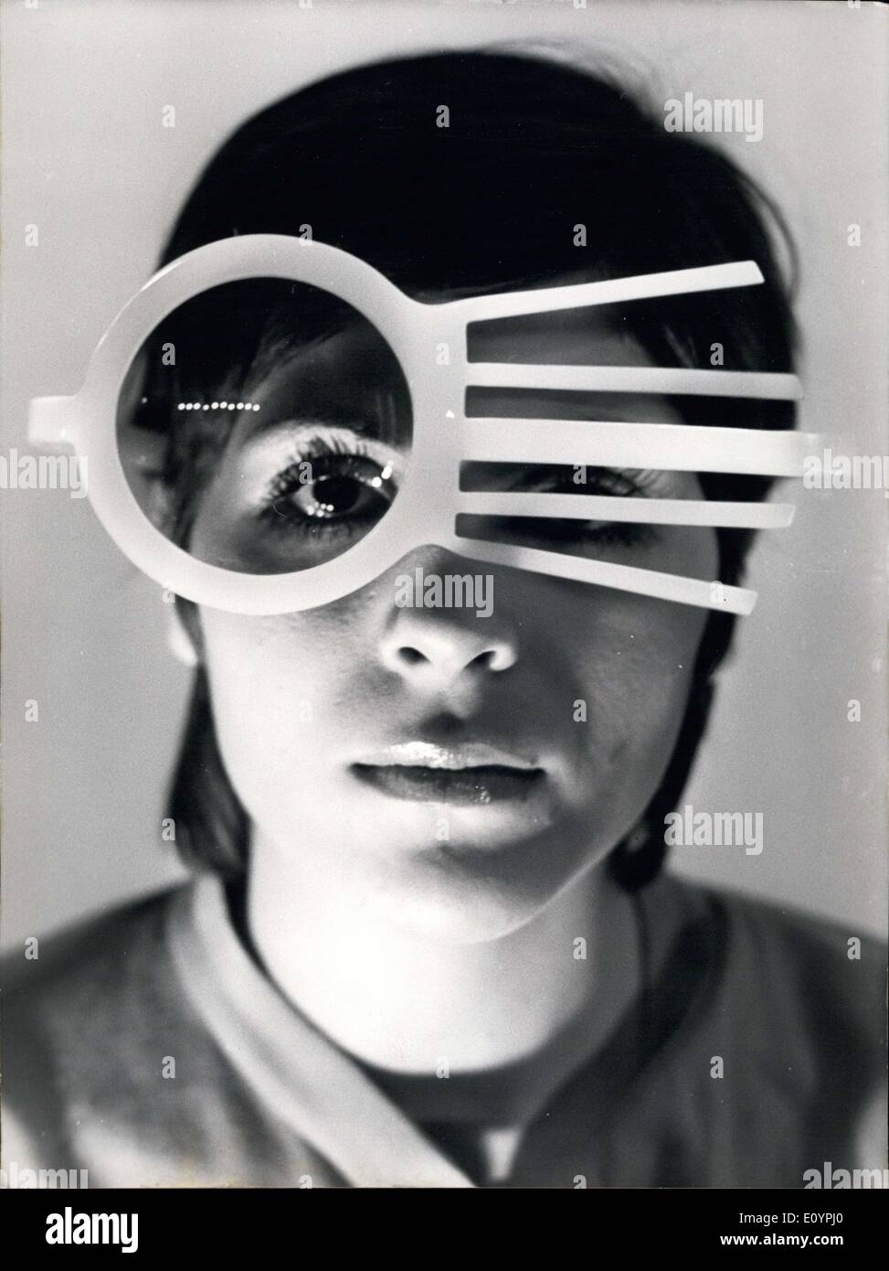 Le 13 févr., 1971 - Pierre Cardin porte modèle ''Cyclops'' Lunettes de soleil Banque D'Images