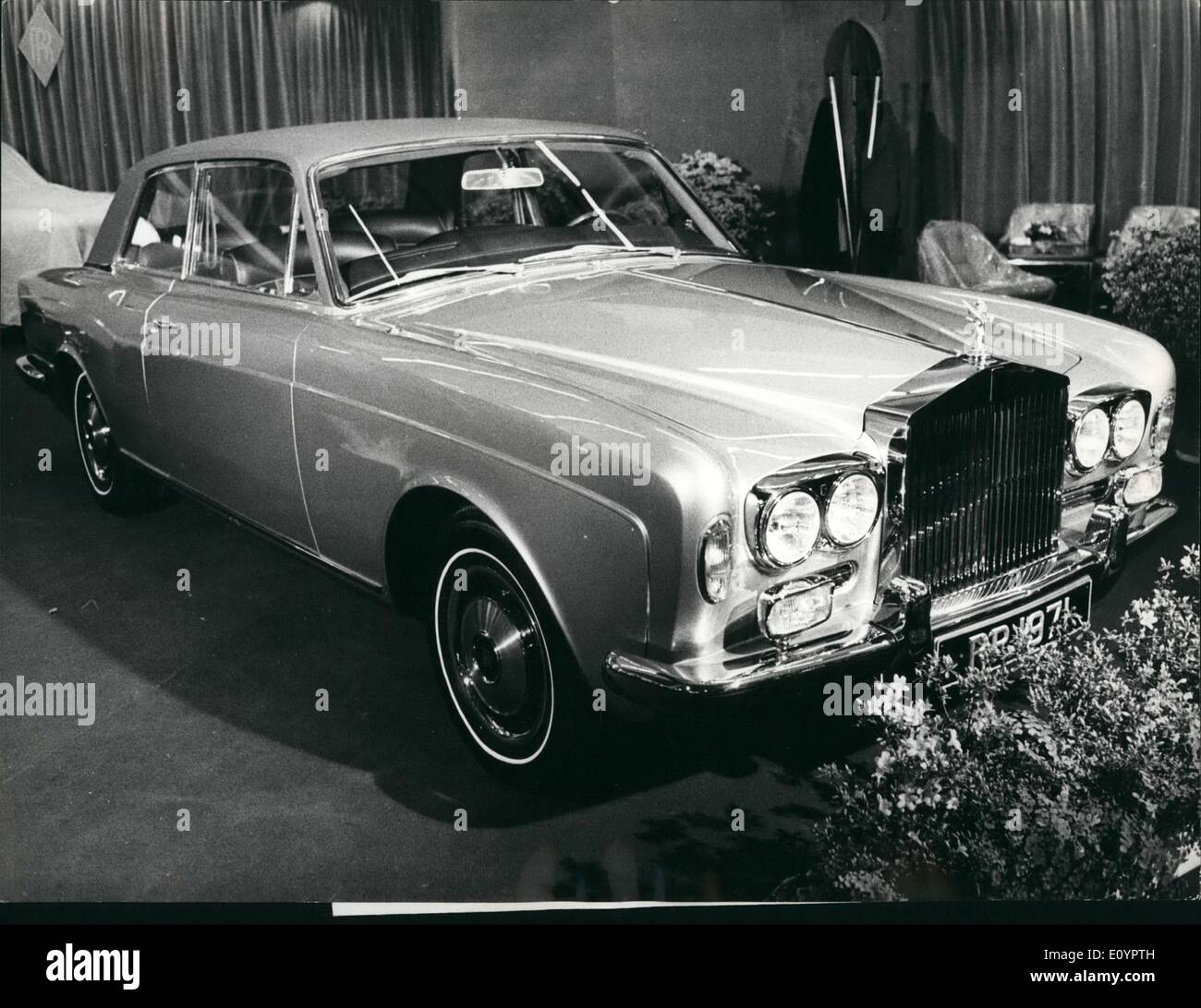 Mar. 03, 1971 - Première mondiale de Rolls Royce - la Corniche Coupé : Parmi les nombreuses nouveautés qui ont été exposés à l'occasion du 41e à la 41e International Motor Show de Genève, le coupé Rolls Royce a été parmi les plus impressionnants. S'admirer cette Corniche coupé. Un nouveau modèle par Rolls Royce qui combine la légendaire Rolly Royce de fabrication et de confort très sportive avec des qualités telles une vitesse de pointe de plus de 240 km/h. Fleurs pour les rouleaux. Banque D'Images