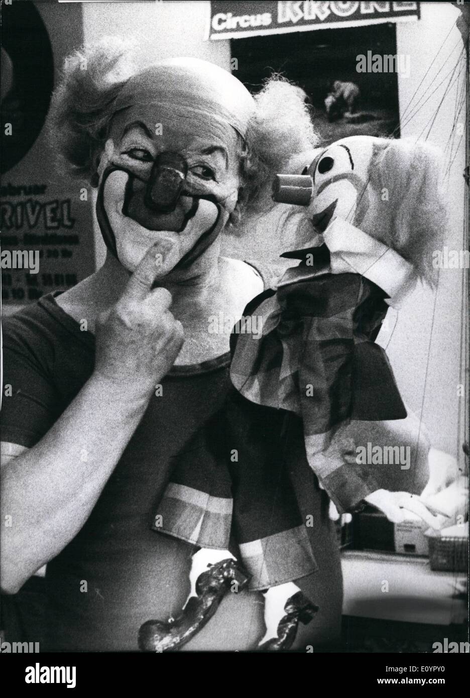 Mar. 03, 1971 - la performance de Charlie Rivel à Munich sera terminé : Charlie Rivel a à dire au revoir à Munich (Allemagne). Son premier rôle dans la couronne de cirque qui est un immense succès pour lui sera terminé. Le célèbre clown ira à un sanatorium au sud de l'Allemagne de laisser traiter ses rhumatismes. Entre autres, il sera accompagné de cette petite image, d'une marionnette Charlie Rivel, qui a été faite par l'artiste artisan Charlotte Brugel de Munich et lui était donnée comme présente en mémoire de sa performance à Munich (photo) Banque D'Images
