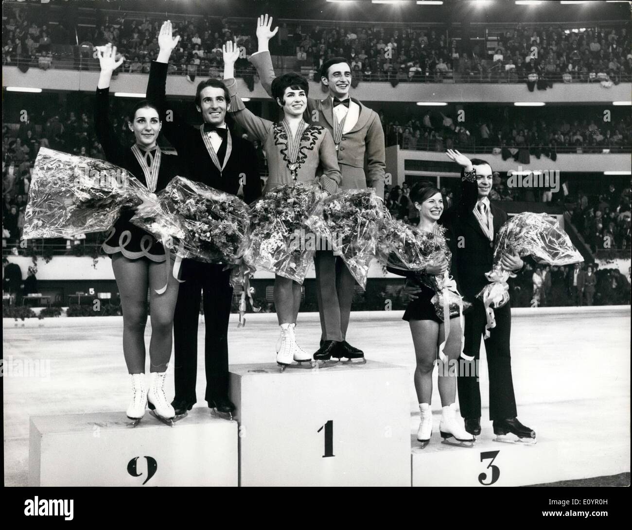 Mar. 03, 1971 - Championnats du monde de patinage sur glace à Lyon. : photo montre le motif de la tribune après le Championnat de Danse sur glace de Lyon. (L à R) : Angelika et ERICH BUCK (Allemagne de l'Ouest), qui ont été deuxième : LIUDMILA PACHOMOVA et Aleksandr Gorshkov, de la Russie, les gagnants, et JUDY SCHOWOMEYER et JAMES SLADKY, des États-Unis, ont été whoe troisième. Banque D'Images
