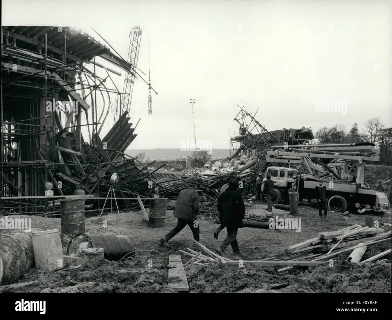 Mar. 03, 1971 - l'homme tué dans l'effondrement du pont d'autoroute : un ouvrier a été tué et 15 ont été blessés lorsqu'un pont enjambant un article inachevé de l'A20 (m) d'autoroute entre coldharbor et irrité-am heath, Kent, s'est effondré hier. Le pont, sur l'échange de Leybourne, était l'un des 16 en construction dans un contrat pour 6 400 000 ,1/2 milles de voie rapide. Environ 20 hommes étaient sur le pont lorsque le centre 116 ft span a commencé à se balancent. Dans les secondes, le metal, bétons et noyau dur s'est effondrée de 40 pieds sur l'autoroute en dessous, en prenant l'homme avec elle Banque D'Images