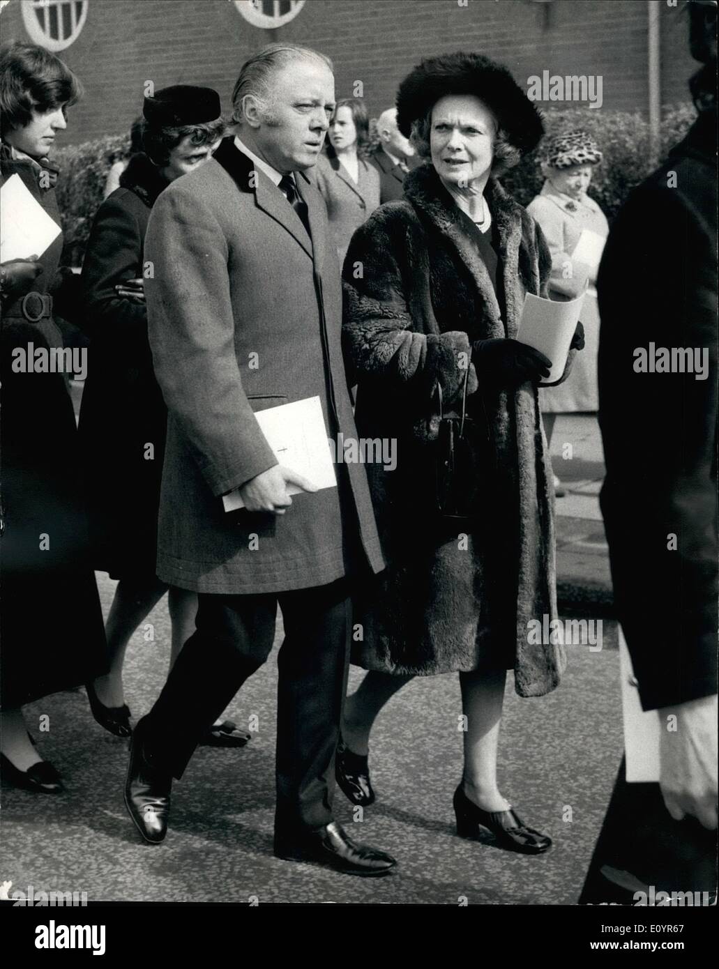 20 mars 1971 - 20 mars 1971 Bebe Daniels funérailles. Le service funèbre pour Bebe Daniels l'actrice et épouse de Ben Lyon a eu lieu ce matin à Saint Édouard le Confesseur de l'Église catholique, North Finchley Road de Golders Green. La leçon a été lu par Dame Anna Neagle et Richard Attenborough. Après le service Mme Daniels a été incinéré au Golden Green. Photo : Montre dame Anna Neagle et Richard Attenborough vu quitter l'église après avoir lu les leçons pour la cérémonie de crémation. Banque D'Images