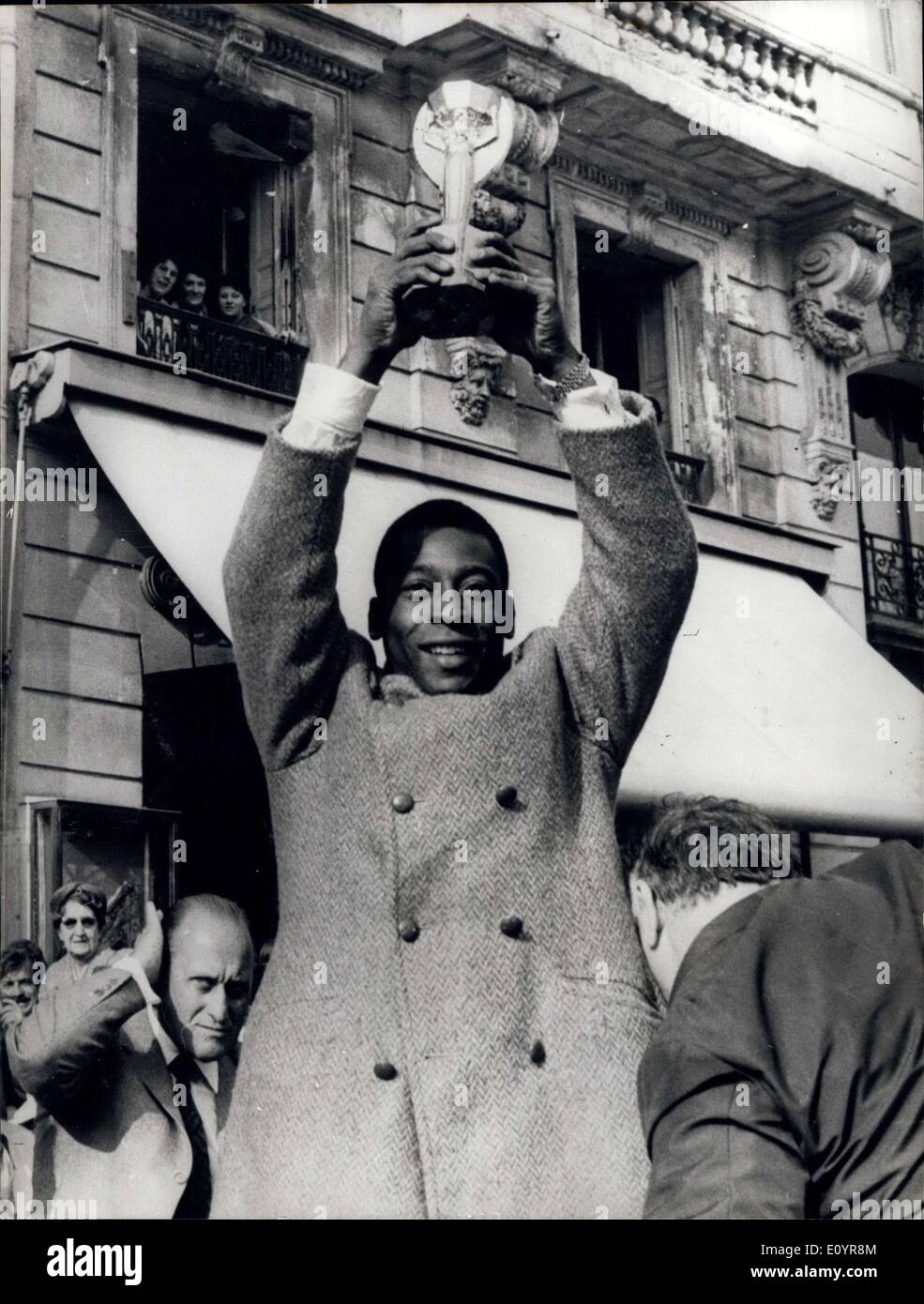 31 mars 1971 - Pele à Paris. : photo montre le célèbre star du football brésilien Pelé détient en altitude la Coupe du monde sur les Champs Elysées à Paris hier. Pele est à Paris avec l'équipe du club Santos à jouer un match amical contre une équipe de l'aide française All-Stars de la recherche sur le cancer. Banque D'Images