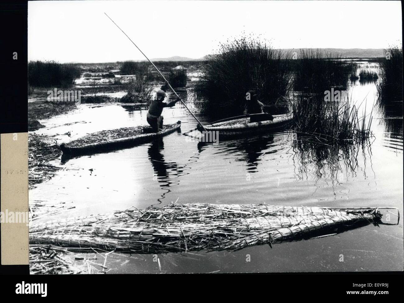 Avril 04, 1971 - l'Uros, qui appartiennent à l'une des courses les plus angient du Pérou, sont connus dans le monde entier pour les bateaux, en rotin (totora) ils construisent, pour naviguer dans un lac Titicaca, sur le plateau Andin Péruvien, 3 815 kilomètres au-dessus du niveau de la mer. Limitée à la Titicaca environs avant la conquête espagnole, l'Uros mis au point une méthode ingénieuse de l'ensemencement sur des îles flottantes construites de terre-rotin couvert où ils ont navigué avec theth les familles et animaux à la recherche de meilleurs glimates Banque D'Images