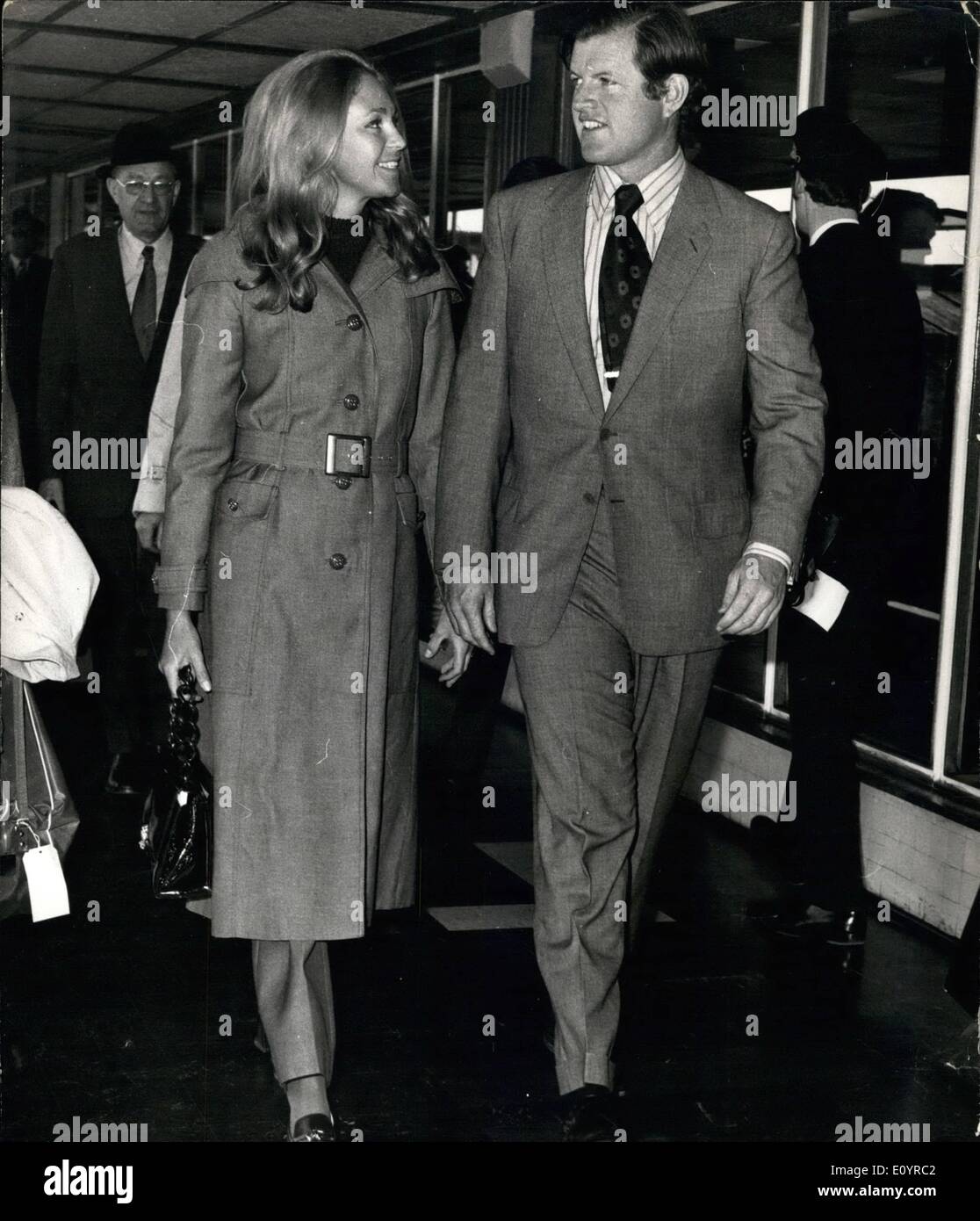 Avril 04, 1971 - Kennedy voler à rendre visite à des amis à Londres : le sénateur Edward Kennedy vu ariving à Heathrew hier l'aéroport avec son épouse Joan, qu'il avait rejoint à Bonn où elle Prekefiev'' du narrateur Peter et son Welf'' avec l'orchestre de Boston Sympeny. Ils sont amis en visite en Grande-Bretagne. Banque D'Images