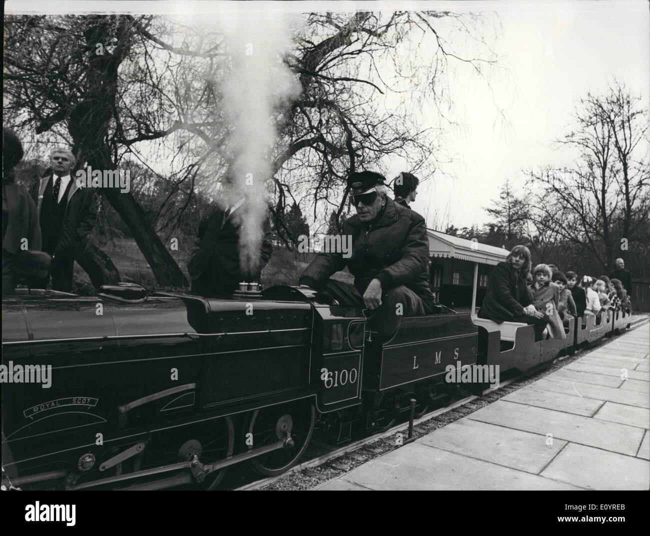 Avril 04, 1971 - L'ancien premier Lord devient un conducteur de train. Portant une casquette et des lunettes, comte Mountbatten de Birmanie réalisé une ambition de la petite enfance d'être un moteur du pilote. L'ancien premier Lord de l'arrière s'est retrouvé à la barre hier lorsqu'il a ouvert un nouveau chemin de fer miniature dans le parc de Newby Hall, l'une des demeures du Yorkshire. Le comte était assis dans le siège du conducteur, du moteur, une réplique de la Royal Scot, tel qu'il a fait un voyage sur le chemin de fer miniature tirant un transport d'enfants exaltés. Photo : à pleine vapeur pour Earl Mountbatten avec de jeunes passagers à bord Banque D'Images