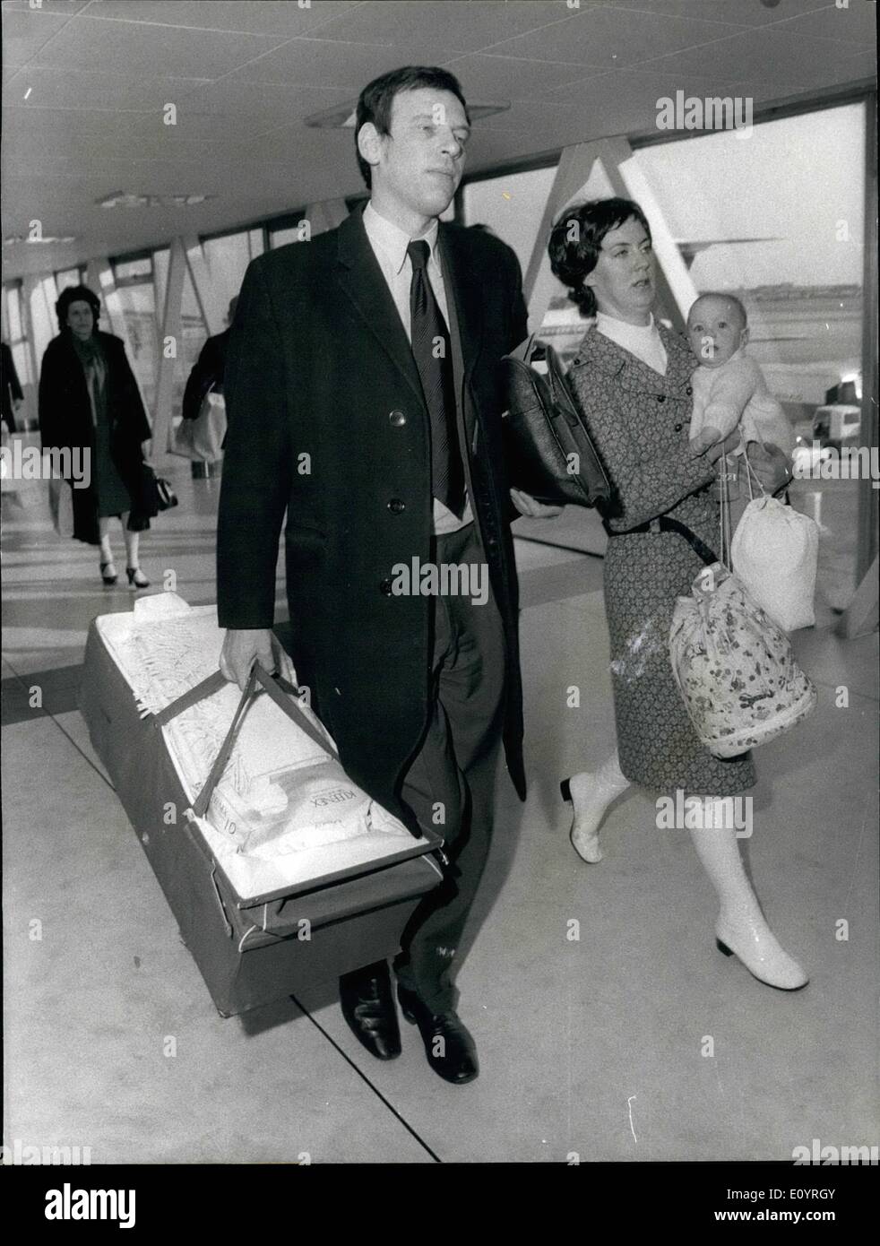 Avril 04, 1971 - un diplomate britannique, M. Daivid Miller, 34 ans, a été expulsé de Moscou dans le dernier tour si un concours entre les services de sécurité des deux pays. Il rentre à Londres la nuit dernière. Des allégations faites par le Ministère soviétique des Affaires étrangères qu'il avait engagés dans ''activité incompatible avec son statut diplomatique'' - l'habitude d'un langage diplomatique pour espionnage - ont été refusées par le Foreign Office à Londres. M. Miller, un deuxième secrétaire, qui est allé à Moscou quatre mois agoor sa deuxième affectation, il avait été harcelé pendant plusieurs jours par les agents de sécurité soviétique Banque D'Images