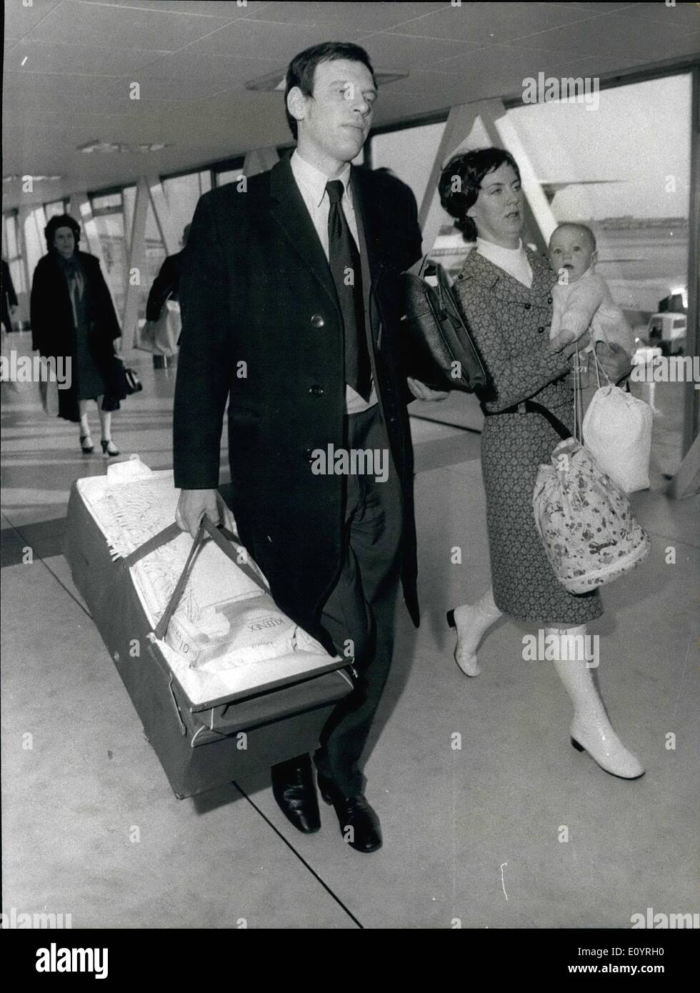 Avril 04, 1971 --diplomate soviétique expulsé en représailles. Un diplomate britannique, M. David Miller, 34 ans, a été expulsé de Moscou lors de la dernière série d'un concours entre les services de sécurité des deux pays. Il rentre à Londres. Des allégations faites par le Ministère soviétique des Affaires étrangères qu'il avait engagés dans ''activité incompatible avec son statut diplomatique'' - l'habitude d'un langage diplomatique pour espionnage - ont été refusées par le Foreign Office à Londres. M. Banque D'Images