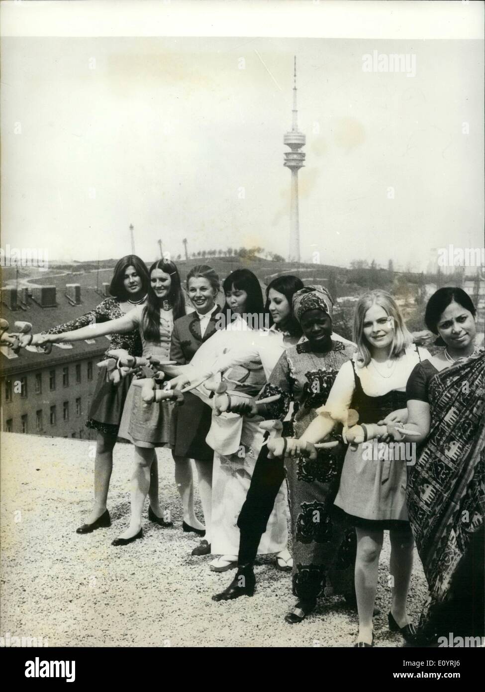 Avril 04, 1971 - Premières hôtesses pour les Jeux Olympiques de Munich. 1 500 hôtesses sont requises par l'organisation des Jeux Olympiques de 1972 à Munich (Allemagne). À partir de 6 000 demandes qui ont été envoyées de toutes les parties du monde, plus de 1 000 filles ont déjà été choisis. 8 d'entre eux ont déjà été introduites en tant que première hôtesses pour l'Olympiade. Photo montre :- (L à R) : Ingeborg Gruner (Allemagne) ; Renate Schutz (Allemagne) ; Helga Hasshoff (Allemagne) ; Atsuku Diemann (Japon) ; Neysa Erickssen-Pereira (Brésil) ; Joyce Darko (Ghana) ; Rabbethge Hella (allemand) et Ravibala Shenoy (Inde) Banque D'Images