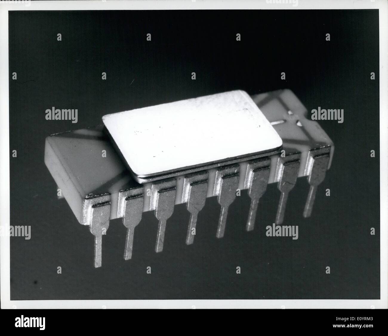 Avril 04, 1971 - 256 bits de mémoire à accès aléatoire, GER 1101, est un des premiers produits fabriqués par l'oxyde de métal réfractaire Semiconductur (OGR) processus. Les OGR est un nouveau circuit intégré processus mis au point par la General Electric Company. Banque D'Images