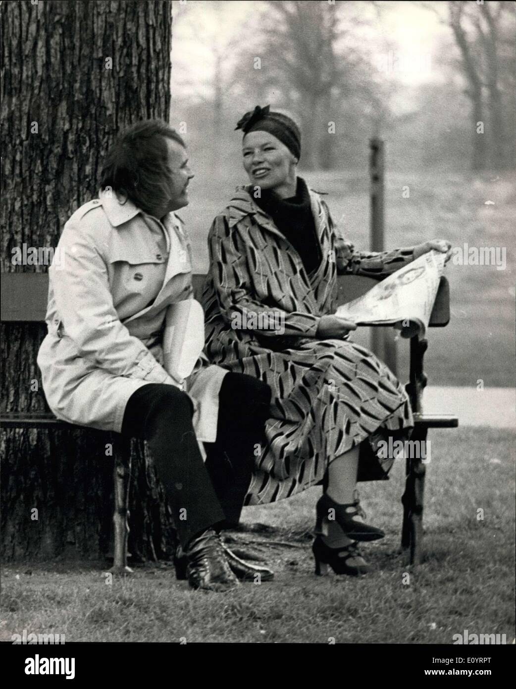 Avril 16, 1971 - GLENDA JACKSON REMPORTE L'OSCAR DE LA MEILLEURE ACTRICE DE L'ANNÉE : Glenda Jackson a été réveillé très tôt ce matin par un appel téléphonique de Los Angeles lui disant qu'elle avait remporté l'Oscar de la meilleure actrice de l'année. L'Oscar a été attribué pour son interprétation de Gudrun dans ''Les femmes en amour'', et Juliette Mills a reçu le prix de Glenda. Aujourd'Glenda fêtait son triomphe avec des amis à son domicile à Blackheath, Londres Banque D'Images Avril 16, 1971 - GLENDA JACKSON REMPORTE L'OSCAR DE LA MEILLEURE ACTRICE DE L'ANNÉE : Glenda Jackson a été réveillé très tôt ce matin par un appel téléphonique de Los Angeles lui disant qu'elle avait remporté l'Oscar de la meilleure actrice de l'année. L'Oscar a été attribué pour son interprétation de Gudrun dans ''Les femmes en amour'', et Juliette Mills a reçu le prix de Glenda. Aujourd'Glenda fêtait son triomphe avec des amis à son domicile à Blackheath, Londres Banque D'Images