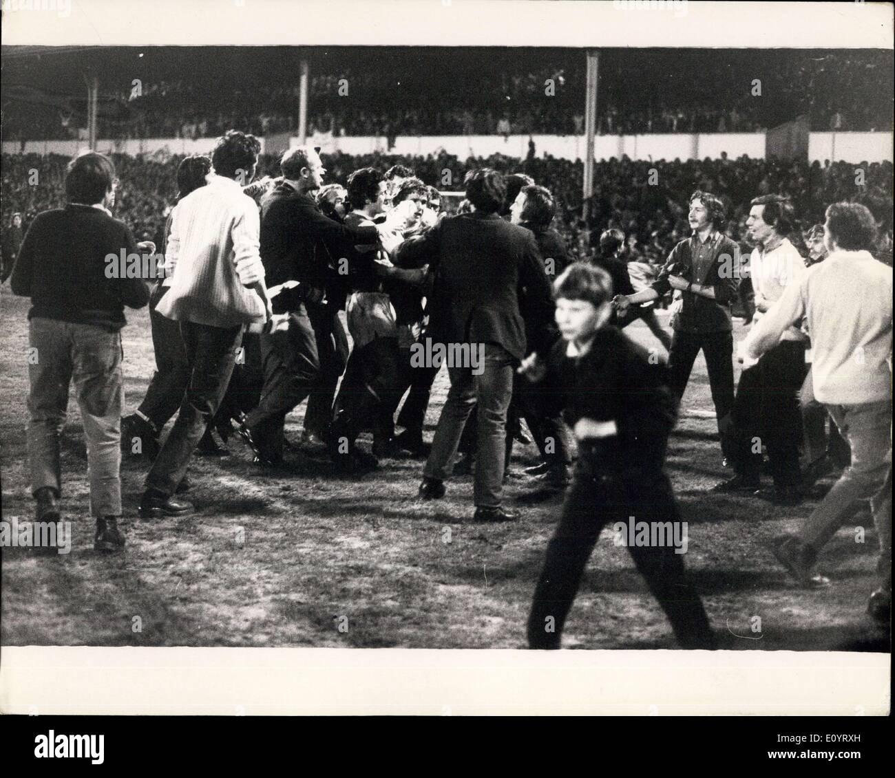 Le 04 mai 1971 - Arsenal gagner le championnat de la Ligue - Arsenal la nuit dernière a remporté le championnat de la Ligue lorsqu'ils ont battu 1-0 par Tottenham Hotspur à WHite Hasrt Lane, en dernier. Le but gagnant est venu dans les dernières minutes du jeu - marqués par Ray Kennedy. Photo : Keystone montre- Joueurs Arsenal Frank McLintock et Eddie Kelly sont entourés par la fane, après le match de la nuit dernière à Hasrt blanc Lane. Banque D'Images
