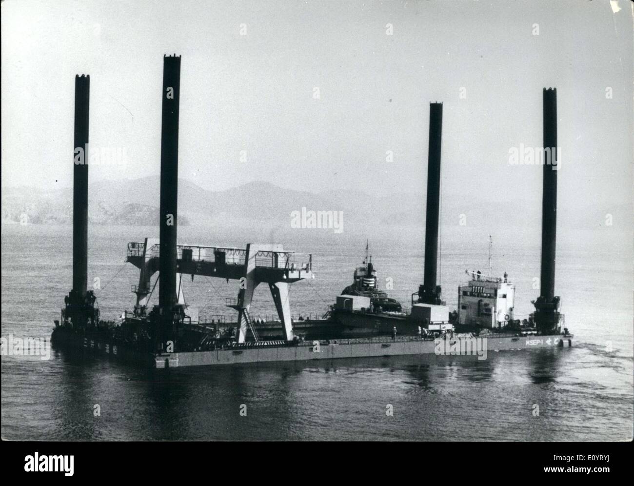 Mai 05, 1971 - Sur l'alésage des tunnels sous-marins au large du Japon : plus grande plate-forme de travail, récemment achevée à la Tamano Shipyard du Mitsu Shipbuilding travaille dans la préfecture d'Okayama, est illustré sur la voie d'un tunnel sous l'alésage Dokai Bay à Kitakyushu pour loger un convoyeur à bande d'effectuer de nouveaux documents à partir d'un dépôt sous-marin à la terre pour la transformation. La plate-forme est de 60 mètres de long, 30 de large et a 40 mètres de long, des supports en acier et des grues. Banque D'Images