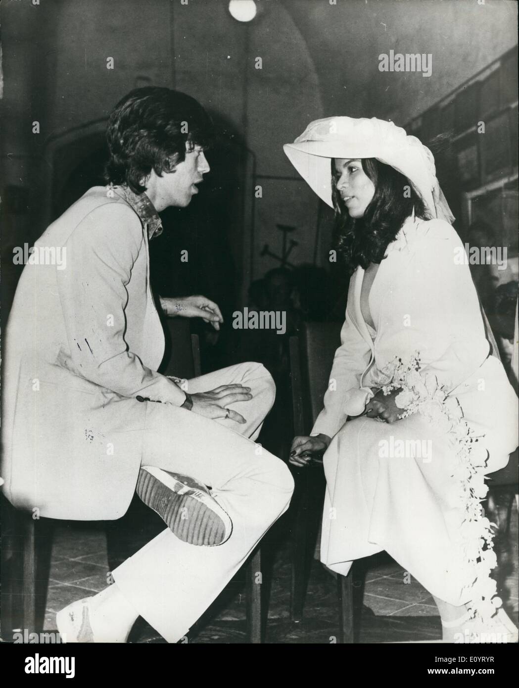 Mai 05, 1971 - un tollé à Jagger's wedding à St Tropez : Mick Jagger des Rolling Stones a été marié plus tôt cette semaine dans le mariage les plus fous jamais vus dans la jet-set française resort de St Tropez, il y a eu combat malédictions et des larmes avant de Jagger, 27 ans, et son épouse nicaraguayenne, Bianca Perez Morena de Macias, 21 ans, homme et femme ont été prononcées au cours d'une cérémonie civile à la mairie, suivie d'une seconde cérémonie à la Chapelle du xviie siècle de la Sainte Anne. Ici aussi était le chaos Banque D'Images