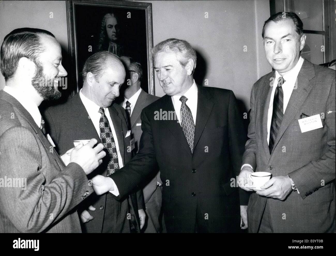 Mai 05, 1971 - International Conference à Munich : Secrétaire fédéral des affaires étrangères de l'École de Walter a ouvert la Conférence bancaire International (BAC) à Munich (Allemagne) où 250 banquiers, gouverneurs de banques émettrices et les politiciens du monde entier prennent part.Certains des plus éminents invités sont le secrétaire américain au Trésor, John B. Connaly, et le Dr Karl Klasen, Président de la Banque Fédérale. Cette réunion est de préparer le monde voyage à Washington (en automne de l'année) Banque D'Images