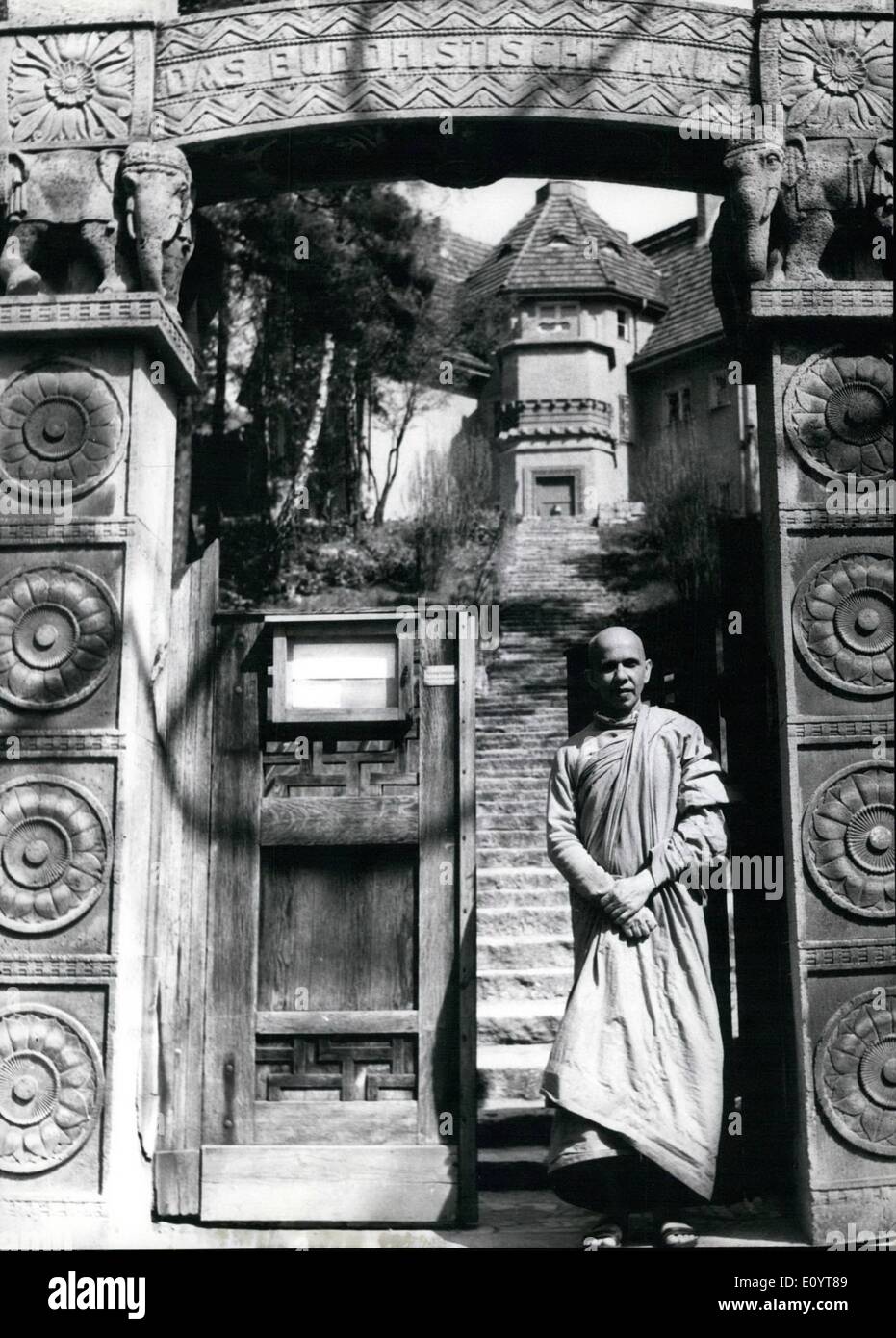Mai 05, 1971 - temple bouddhiste à Berlin - Wesak - célébration le 9 mai : Sur une colline dans le nord de Berlin (Allemagne), non loin de la limite de zone, de la médecine, Dr Paul Dahlke avait laissé construire une Buddha-Temple dans les années 1922-1924 pour la communauté bouddhiste fondée par lui. Le temple bouddhiste est unique en Europe et est subordonnée à l'ambassade ceylanais à Bonn. Le 9 mai, la semaine - cérémonie, le plus important jour de fête bouddhiste, sera célébré. Quant à l'ère bouddhiste 2515-1971. Les Bouddhistes de toute l'Europe sont attendus Banque D'Images