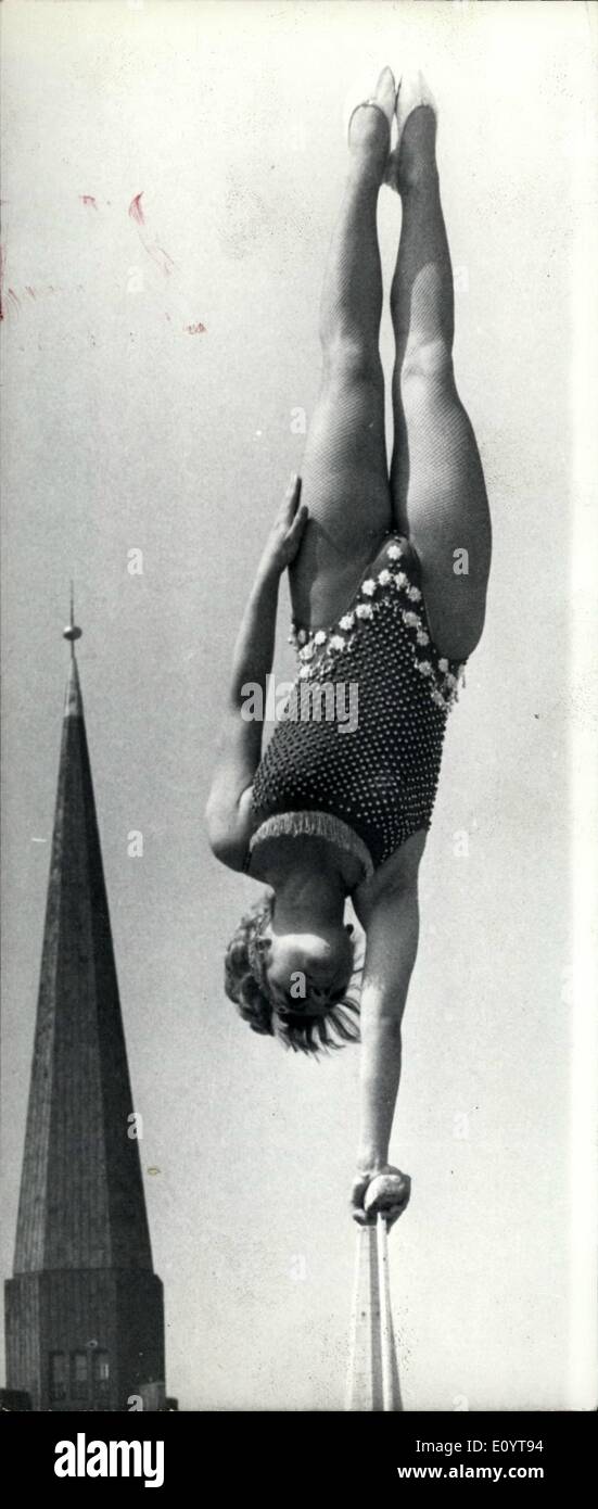 05 mai 1971 - ''Les-Tholeros» dans Hansa - théâtre à Hambourg : Danger du groupe ''Les Tholeros'' se présente comme ''Sky-climber'' de sorte que même la tour de Hambourg (Allemagne) Jacobi-Church apparaît presque insignifiant. La jeune femme effectue avec son frère Thomas et les deux sont très réussis avec d'excellents exercices -l'ATR. Juste au retour d'une tournée en Asie, ''Les Tholes'' effectuer à présent à la seule varie ts de la République fédérale, le Hassan -theater de Hambourg. En août, ils sont d'aller de nouveau pour l'Extrême-Orient, à Bangkok. Banque D'Images