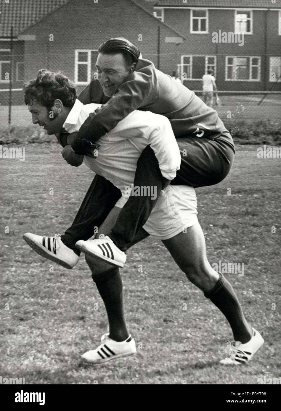 Mai 06, 1971 - L'équipe de rugby des Lions britanniques pour la tournée en Australie et en Nouvelle-Zélande : l'équipe de rugby des Lions Britanniques, qui partent demain pour leur tournée de l'Australie et la Nouvelle-Zélande, sont la formation hier à Eastbourne. Photo montre la longe est le capitaine John Dawes, Dr D. Smith, hier au cours des séance de formation à Eastbourne. Banque D'Images