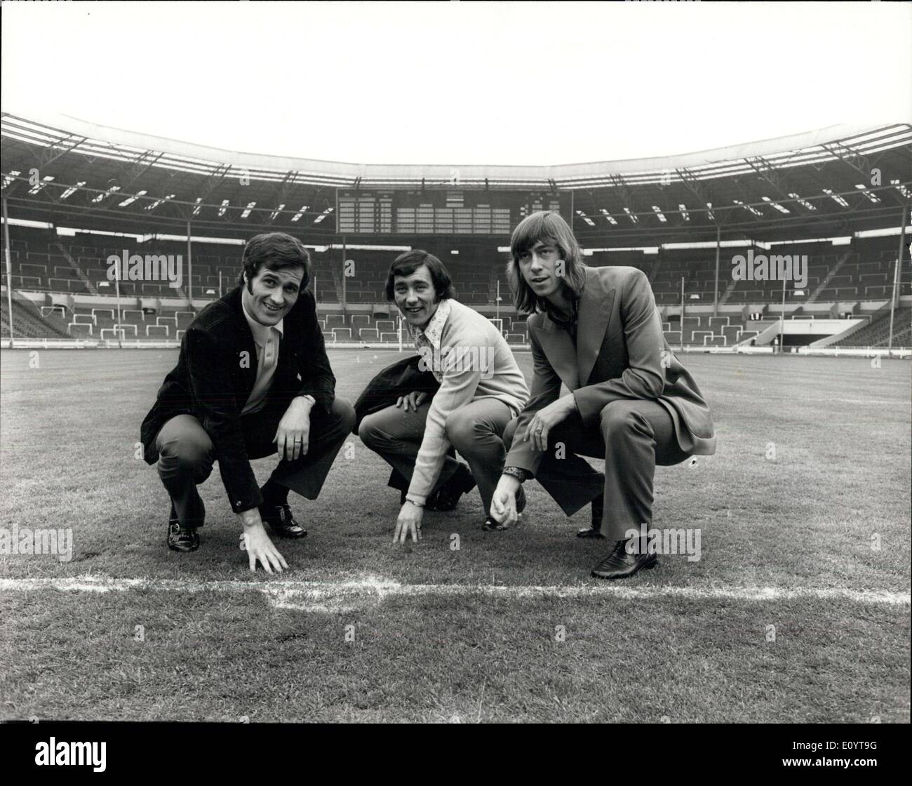 07 mai, 1971 - L'équipe d'Arsenal d'oeil sur les Pitch Wembley - Photo montre :- membres de l'équipe d'Arsenal qui répondent à Liverpool Banque D'Images
