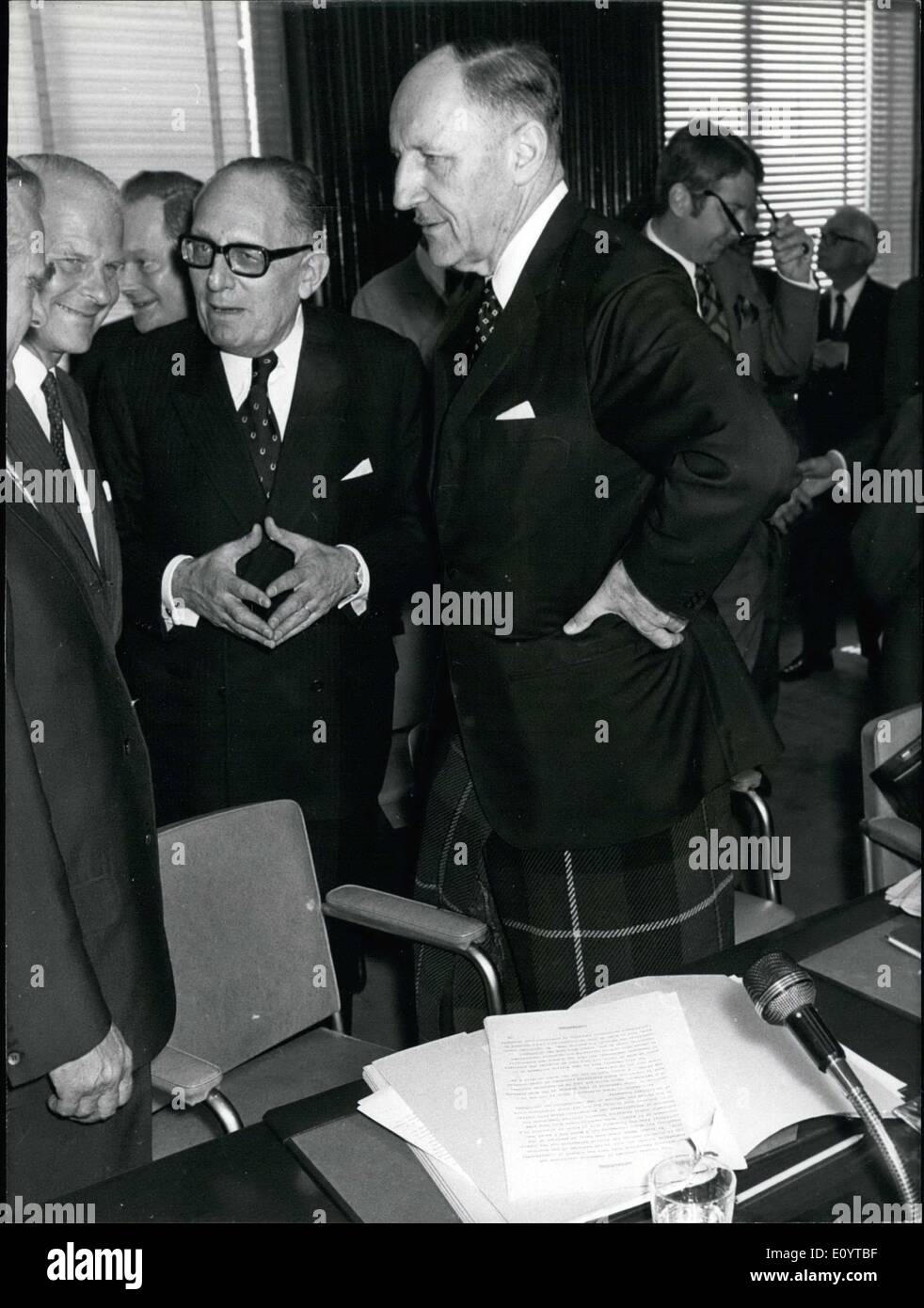 11 mai 1971 - Joseph Luns vêtu d'un kilt des pourparlers avec ses homologues. Maurice Schumann, ministre français des Affaires étrangères est debout près de lui. Il a dit qu'il est porter le kilt pour soutenir l'admission de la Grande-Bretagne dans le marché commun européen. Banque D'Images