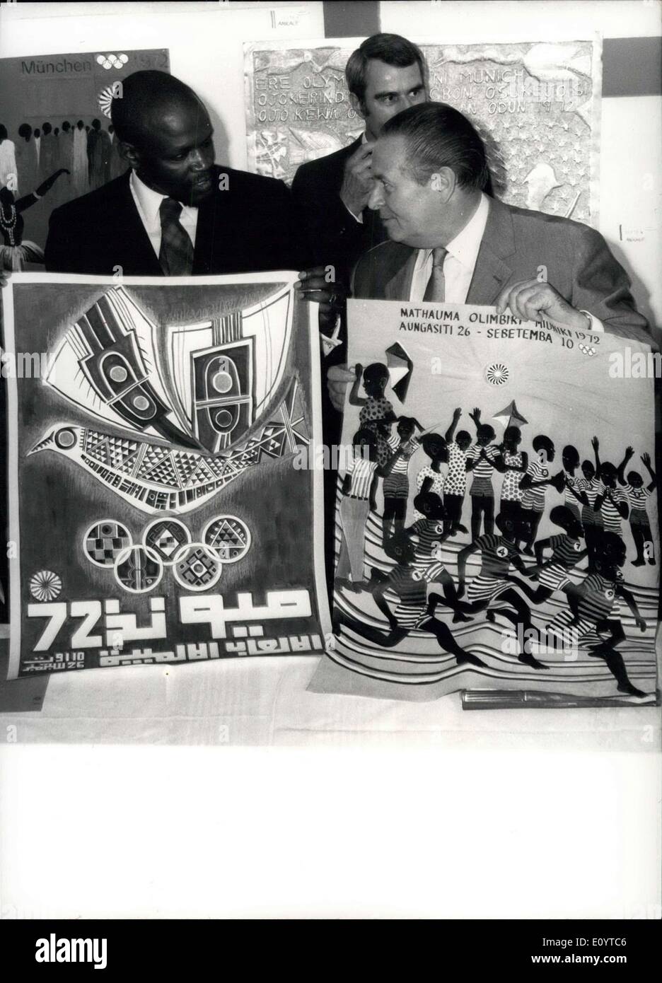 14 mai 1971 - Affiches Prize-Winning en Afrique pour les Jeux Olympiques de Munich : Ces deux affiches étant indiqué par le professeur Iba N'Diaye, Banque D'Images
