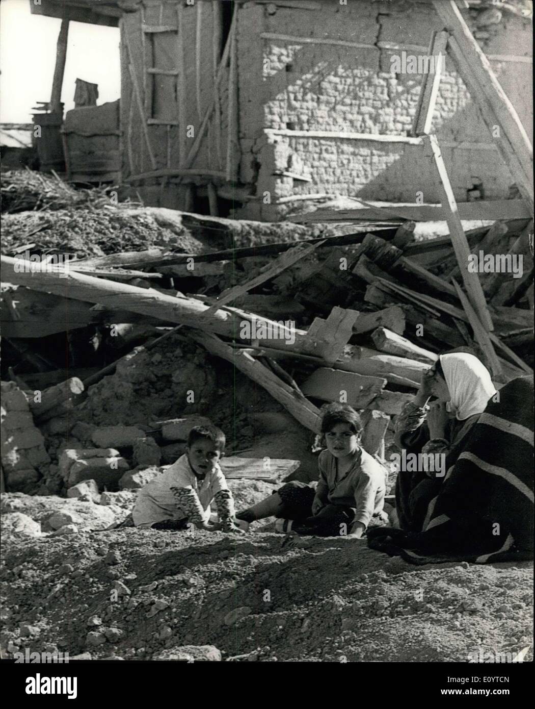 17 mai 1971 - Séisme turc tue 72 : les corps de 72 personnes ont été retrouvés par les sauveteurs de la semaine dernière à la suite de tremblement de terre qui a frappé le sud-ouest de la Turquie. La plus touchée était la ville de montagne de Burdur et villages voisins. Photo montre les survivants de la catastrophe s'asseoir parmi les décombres de leur modeste village chalets à Hacilar village, l'une des régions les plus durement touchées de Burdur. Banque D'Images