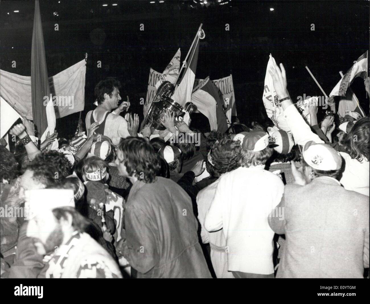 Juin 03, 1971 - Ajax remporte la Coupe Eurcpen - Ajax d'Amsterdam manger nuit remporté la Coupe d'Europe quand ils ont vaincu l'Pamathinoikon de Grèce par 2-0 à Wembly Stadium, Londres. Photo montre :- Jubilant supporters néerlandais de l'équipe d'Ajax, entourent les joueurs car ils montrent la foule la tasse, après avoir battu l'Peanthinikos Wembley art hier soir. Banque D'Images