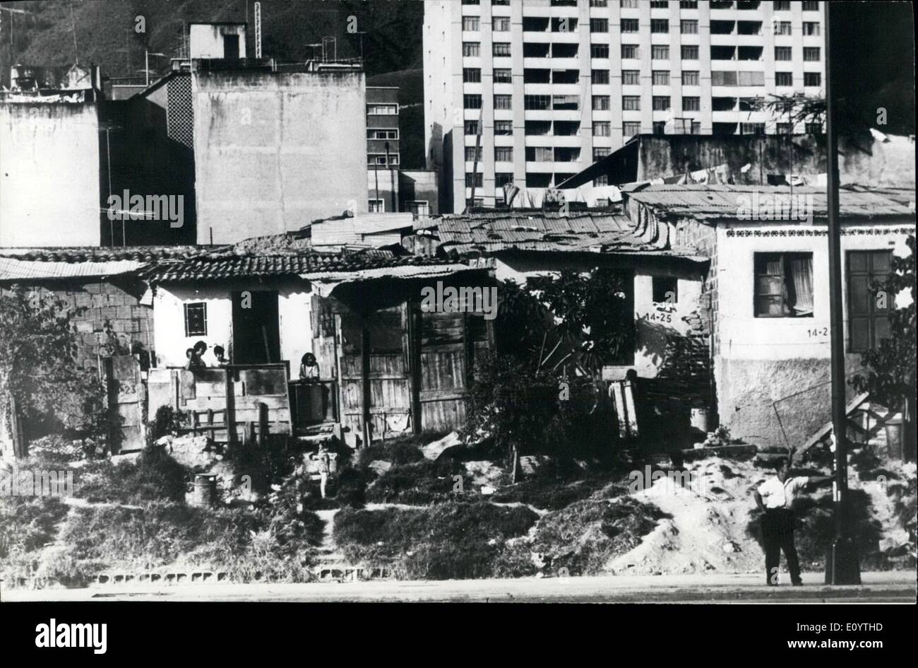 Juin 06, 1971 - Caracas - Venezuela des taudis des logements modernes voisins. Banque D'Images