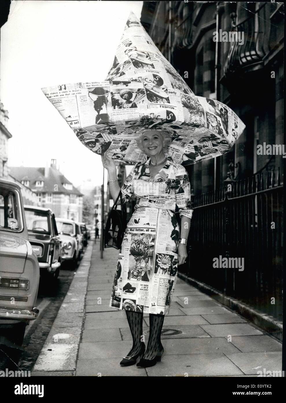 Juin 06, 1971 - Mme Shilling Ascot's hat. Sur la photo, Mme Gertrude Shilling, qui est bien connu tous les ans pour porter des chapeaux à sensation, que l'on voit lorsqu'elle a quitté pour l'Ascot se matin, portant à l'écran de soie popeline robe imprimée et un chapeau montrant des photos de tous les journaux les chapeaux qu'elle a porté au cours des années précédentes. Banque D'Images