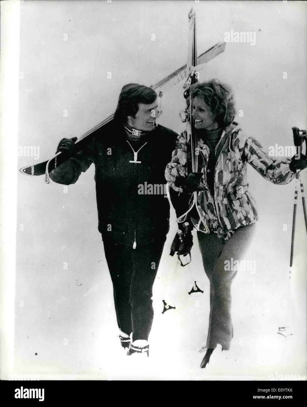 Juin 06, 1971 - Jean - Claude Killy fait ses débuts au cinéma dans ''Le Grand Ski Caper'' : le célèbre champion de ski Olympique français Jean Claude Killy fait ses débuts au cinéma dans ''Le Grand Ski Caper'', une nouvelle production Warner Bros étant fabriqué en Italie. Photo montre Jean Claude Killy vu avec son co-star L'actrice française Danielle Gaubert dans la neige à Cervinia, Italie pendant le tournage du film. Banque D'Images