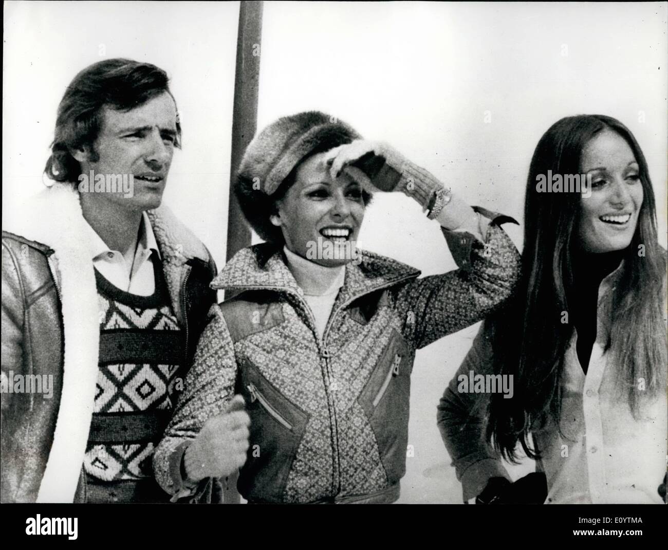 Juin 06, 1971 - Jean-Claude Killy fait ses débuts au cinéma dans ''Le grand ski caper'' : le célèbre champion de ski Olympique français Jean-Claude Killy fait ses débuts au cinéma dans ''Le Grand Ski Caper'', une nouvelle production Warner Bros étant fabriqué en Italie. Photo montre Jean-Claude Killy avec son co-star L'actrice française Danièle Gaubert, centre et Delia Boccardo qui est aussi dans le film, lors de la fusillade à Cervinia, Italie. Banque D'Images