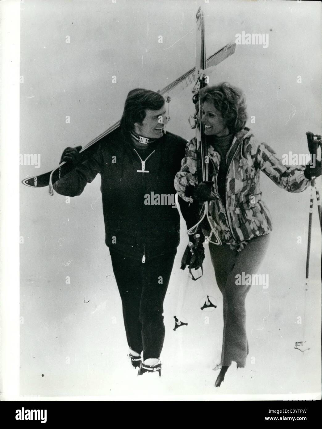 Juin 06, 1971 - Jean-Claude Killy fait ses débuts au cinéma dans la grande cabriole de Ski . Le célèbre skieur français champion olympique Jean-Claude Killy fait ses débuts au cinéma dans la grande cabriole de Ski , une production Warner Bros maintenant fabriqués en Italie. Montre Photo : Jean-Claude Killy vu avec son co-star L'actrice française Danièle Gaubert dans la neige à Cervinia, Italie pendant le tournage du film. Banque D'Images