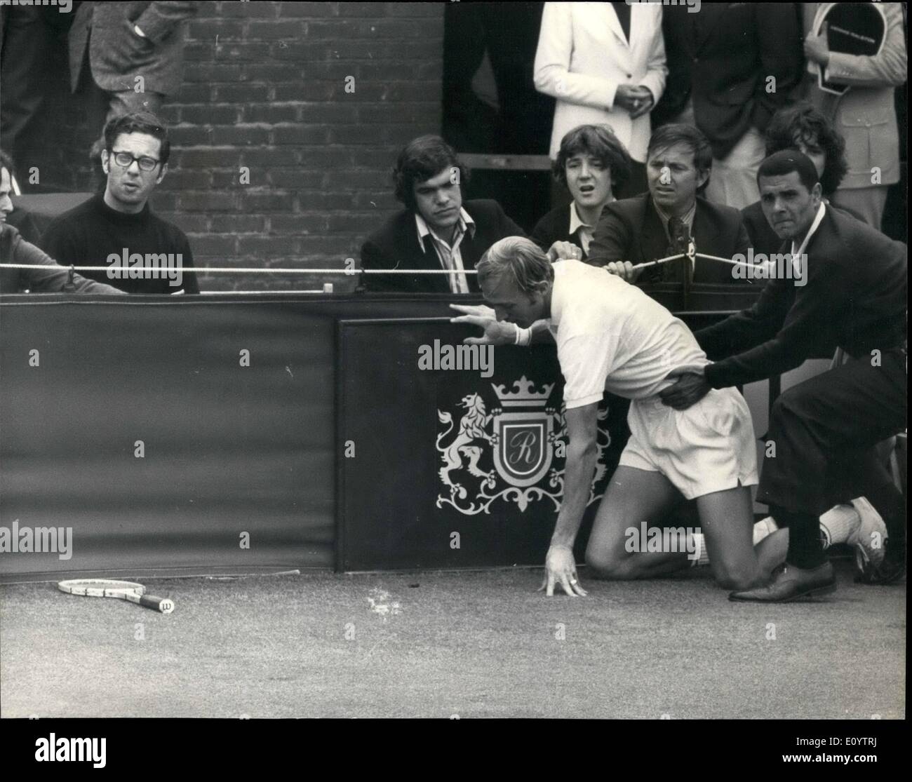 Juin 06, 1971 - Stan Smith USA Bat John Newcombe Aust dans la finale du tournoi au Queen's Club. Photo montre : Stan Amit Banque D'Images