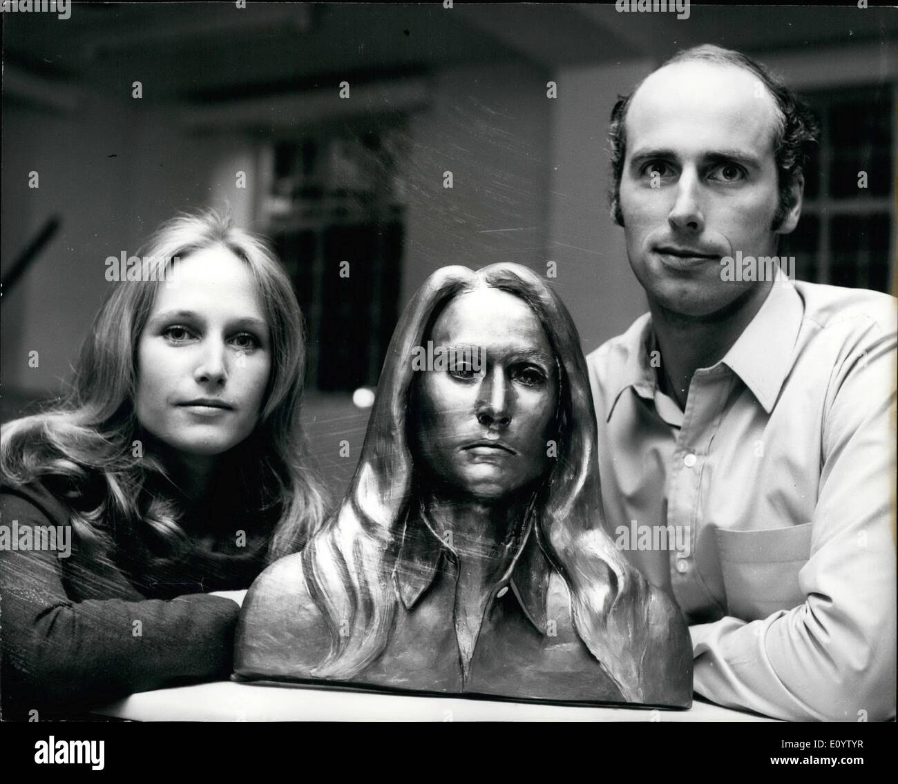 Juin 06, 1971 - Exposition de sculptures par Colin Miller Il y a un vernissage de la première exposition de sculptures de Londres par Colin Miller, qui s'ouvre à Saint James' Church Hall, Piccadilly. Photo : Keystone montre- Colin Miller photographiée avec son épouse Diana à Private View - vu avec une fibre de verre, portrait en relief de Diana Miller's head and shoulders, que l'on peut raccrocher à plat contre un mur. Banque D'Images