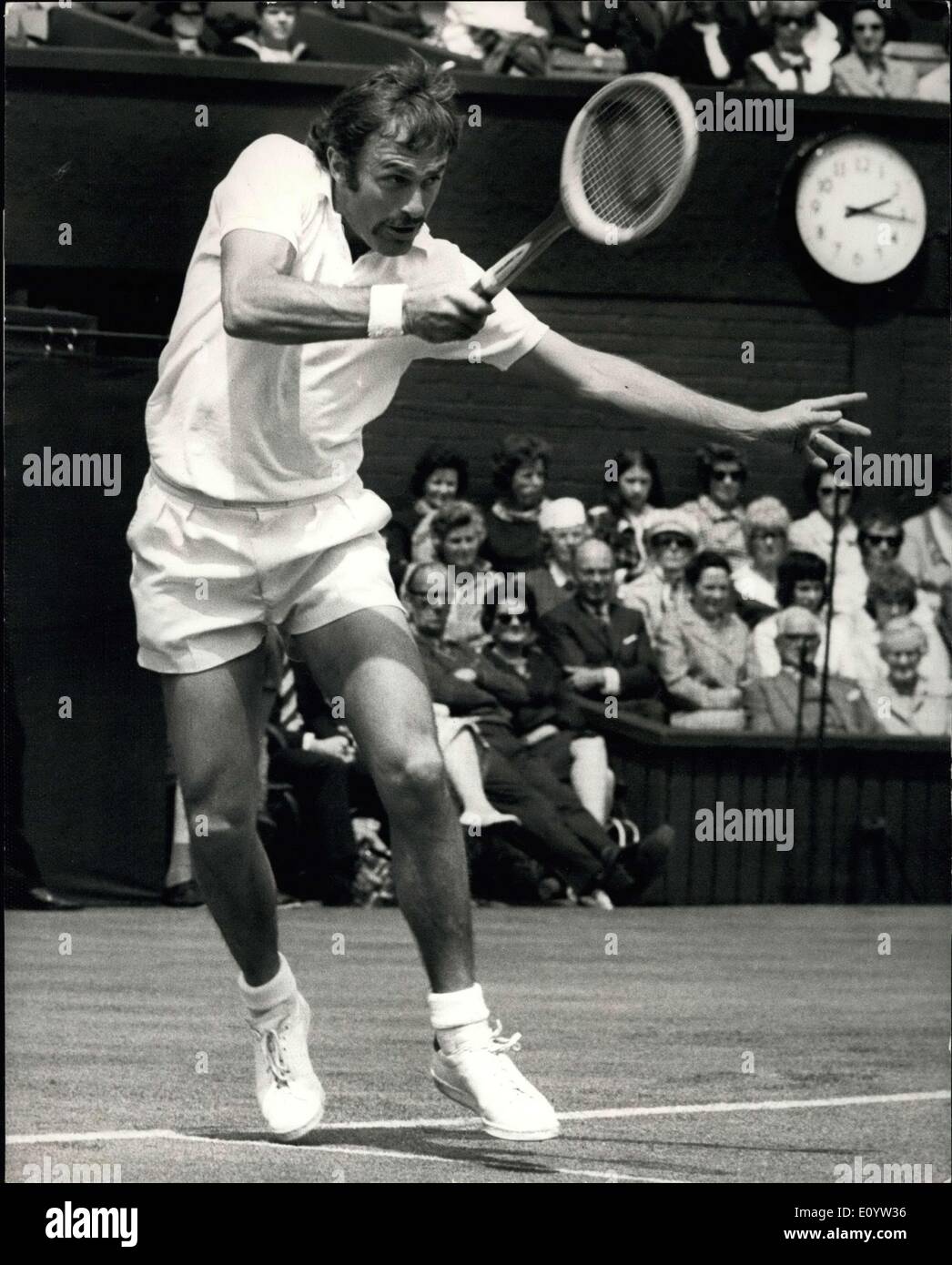 Juin 21, 1971 - tennis à Wimbledon - premier jour. J.Newcombe vs R. Hewitt : Photo montre John Newcombe (Australie), la titulaire, à jouer contre R. Hewitt, (Afrique du Sud), lors de leur match à Wimbledon aujourd'hui. Banque D'Images