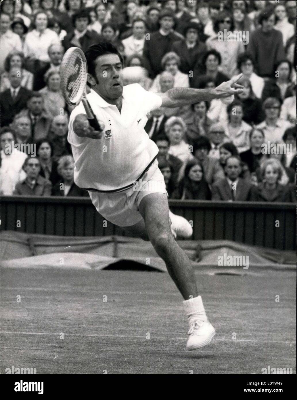 Juin 29, 1971 - Championnats de tennis de Wimbledon Richey (USA) contre Rosewall (Australie). Photo montre Ken Rosewall vu en action sur le centre court de Wimbledon aujourd'hui contre Richey d'Amérique. Banque D'Images